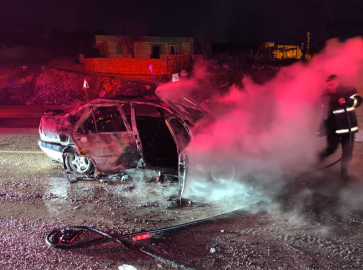 Hareket halindeyken alev alan otomobil yandı