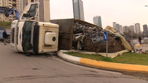 İstanbul - Ataşehir’de hurda yüklü kamyon dönüş yaptığı sırada devrildi