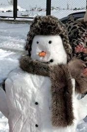 Kardan adam yapıp, başına kalpak taktılar