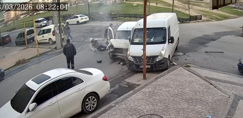 Minibüs ile hafif ticari aracın çarpıştığı kaza kamerada; 4 yaralı