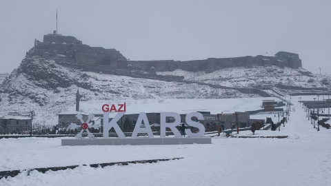 Kars’ta güneşli hava yerini kara bıraktı