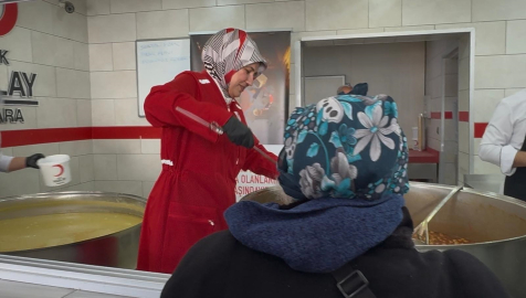 Kızılay Genel Başkanı Yılmaz, aşevinde yemek dağıttı