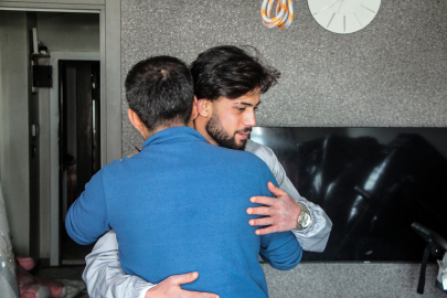 İnşaat işçisi, yangından bebeğiyle kurtardığı babayla bir araya geldi: Olsa yine yaparım