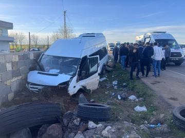 Diyarbakır'da işçileri taşıyan minibüs, bahçe duvarına çarptı: 10 yaralı