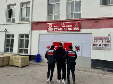 İzin gününde uyuşturucu satarken yakalandı