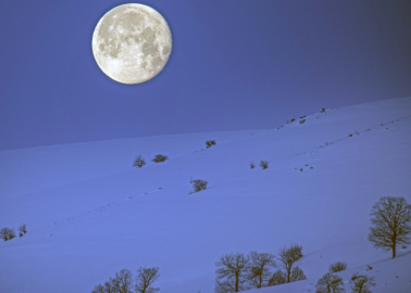 Karlı dağlar ile dolunay aynı karede güzel görüntüler oluşturdu