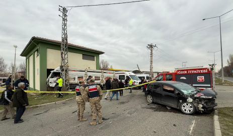 Otomobille çarpışan kamyonet, elektrik trafosunun duvarını yıktı