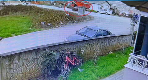 Kamyonetle çarpışan motosikletteki 2 kişi yaralandı; kaza anı kamerada