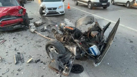 İzmir’de üç aracın karıştığı zincirleme kaza: 3 yaralı