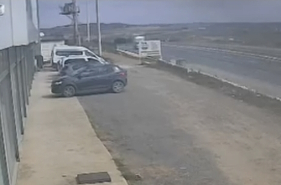 İstanbul- Çatalca'da kamyonun refüje çarptığı kaza kamerada