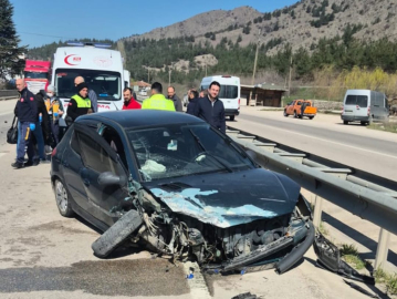 Otomobille kamyonet çarpıştı; 3 yaralı