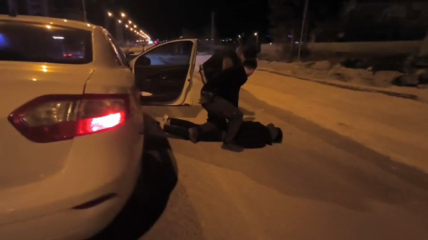 Otomobilin tamponunda 4 milyon liralık kaçak telefon ele geçirildi