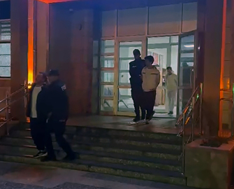 Firari hükümlü baba ile 2 oğlu, yangın merdiveninde yakalandı