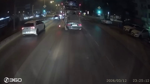 Oto kurtarıcıda yüklü otomobil, yola düştü; o anlar kamerada