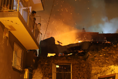 İzmir’de 2 katlı evde çıkan yangın, bitişikteki evlere sıçramadan söndürüldü