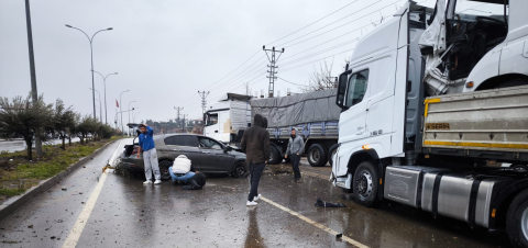 Gaziantep’te otomobil, aydınlatma direğine ve TIR'a çarptı: 2 yaralı