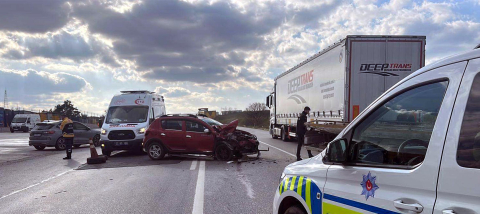 Park halindeki TIR'a çarpan otomobilin sürücüsü yaralandı