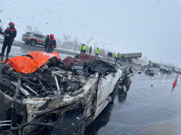 Bitlis’te otomobil TIR’a çarptı: Karı-koca öldü, 5 kişi de  yaralı