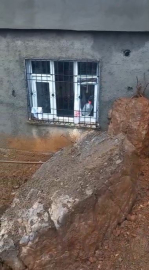 Çığ düşen kara yolunda yolcu otobüsünde mahsur kalanlar kurtarıldı (3)