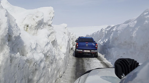 Öğrencilere yardım için kar tünellerini aştılar