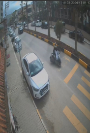 Devrilen motosikletteki 2 kişi yaralandı; kaza kamerada