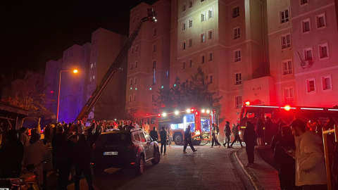 8 katlı binanın elektrik panosu patladı; bina tahliye edildi