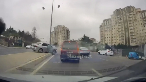 İstanbul - Ataşehir'de otomobilin çarptığı aydınlatma direği yola devrildi; kaza kamerada