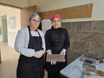 Lise öğrencileri hem meslek öğreniyor hem para kazanıyor