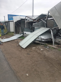 Çarpışan 2 otomobilden biri bariyere, diğeri prefabrik yapıya vurdu