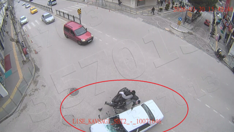 Motosikletin otomobile çarptığı kaza kamerada: 1 yaralı