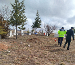Boşanma aşamasındaki eşini anne ve babasının mezarı başında öldürüp, baldızını yaraladı