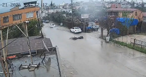 Su birikintisine giren motosiklet devrildi; kaza anı kamerada