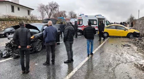 AK Parti konvoyunda kaza: 2 yaralı