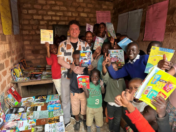 Uganda'da kurduğu kütüphaneyle yetimlere umut oldu