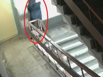 Kayseri’de kurye, sipariş getirdiği binaya idrarını yaptı