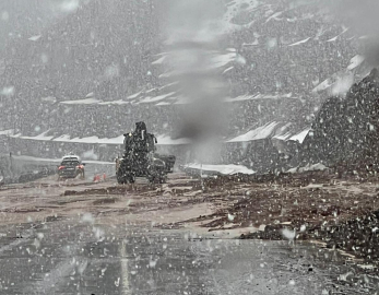 Bingöl’de sağanak sonrası yolda biriken çamur temizlendi