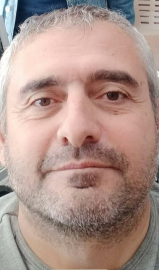 Kayıp dağcı, çukur kazıp geceyi içinde geçirmiş