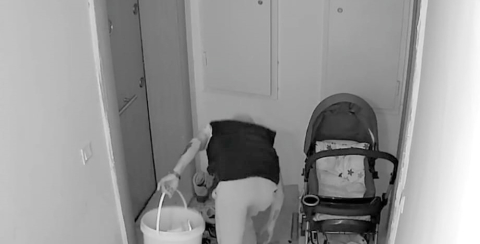 Katları tek tek dolaşıp, daire önlerindeki ayakkabıları çaldılar