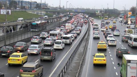 İstanbul - İstanbul'da haftanın ilk iş gününde trafik yoğunluğu
