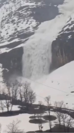 Beytüşşebap’ta çığ düşme anı kamerada