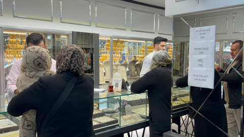 Kuyumcu satacak altın kalmayınca dükkanına, 'vallahi billahi tillahi yok' yazısı astı