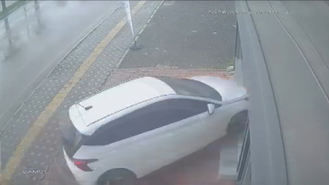 Osmaniye’de otomobilin iş yerine daldığı kaza kamerada