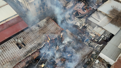 İzmir'de sanayi sitesinde yangın; 7 iş yeri zarar gördü