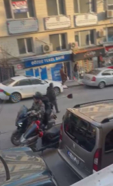 İstanbul - Fatih'te etrafa rastgele bıçakla saldıran şüpheli kamerada