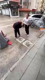 Kız öğrenci, tartıştığı akranını yere yatırıp ayağıyla yüzüne bastı