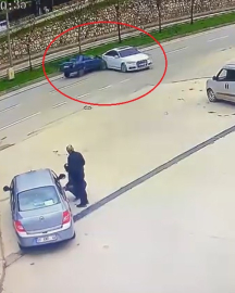 El freni çekilmediği için hareket eden otomobile başka otomobil çarptı