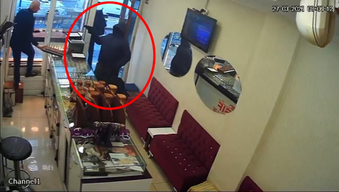 Kuyumcu dükkanına giren maskeli şüpheliler, 1 kilo altını gasbedip kaçtı