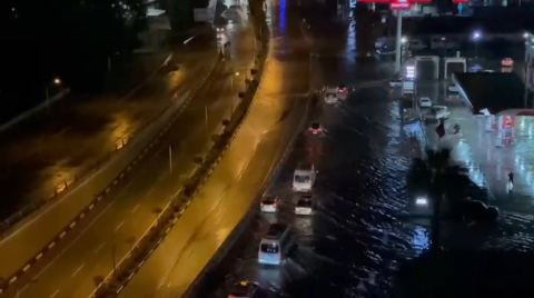 Hatay'da sağanak; cadde ve sokaklar göle döndü