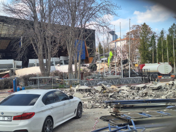 Ankara'da spor salonunun kontrollü yıkımı sırasında duvar çöktü