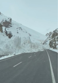 Van-Hakkari kara yoluna çığ düştü, araçlar mahsur kaldı